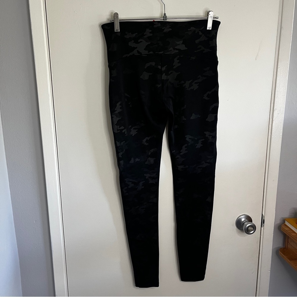SPANX Black Camo Printed Metallic Seamless High Waisted Full Length Leggings - Picture 6 of 7